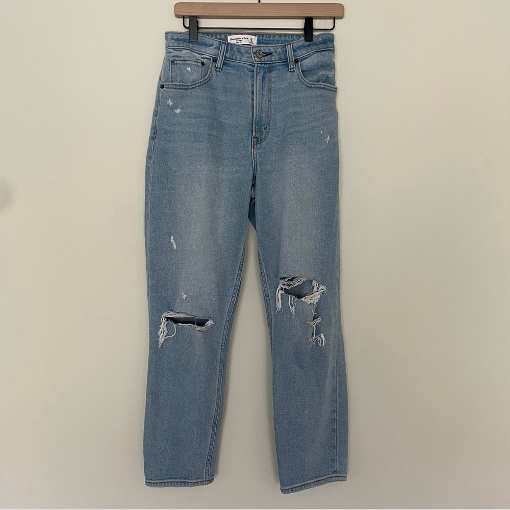 Abercrombie & Fitch Curve Love The Mom High Rise Light Wash Size 27 / 4R